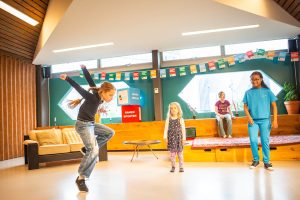 Kinderen met en zonder beperking dansen samen in een inclusieve breakdanceles.