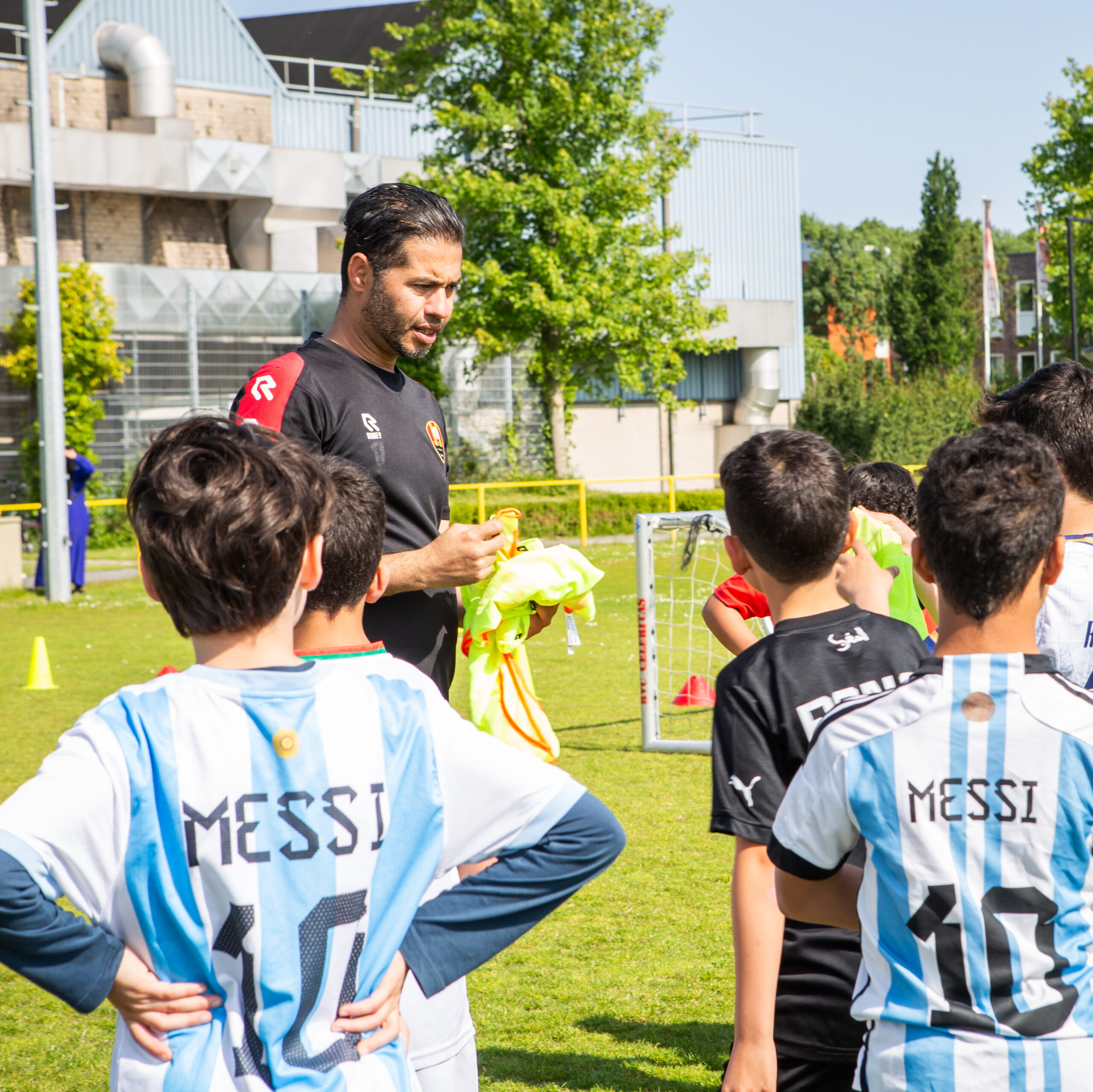 Trainer Abdulla geeft instructies aan het team van RVC Celeritas
