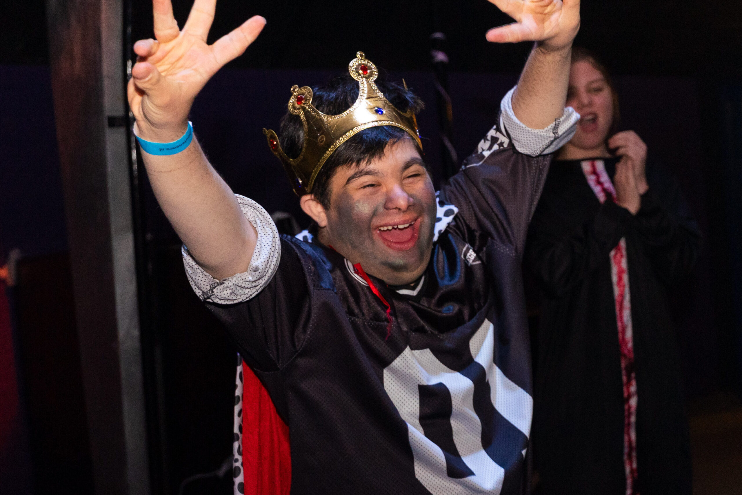 Dansende jongen, verkleed en geschminkt